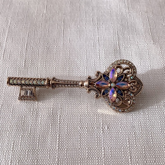 Key Brooch Gold Tone with Rhinestones - Picture 1 of 3